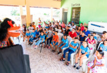 No mês das crianças, Associação Caatinga promove apresentações de teatro de fantoches sobre os cuidados com o meio ambiente em instituições